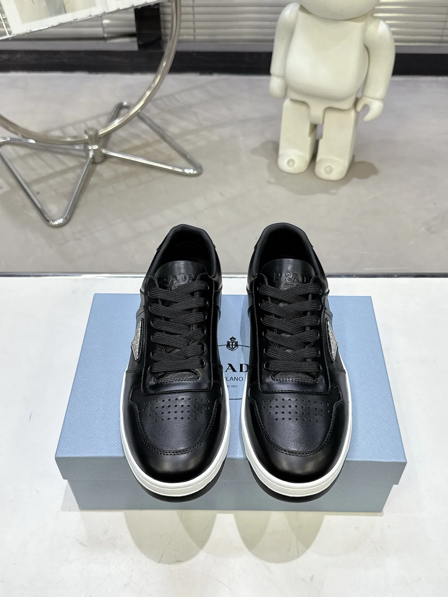 👟👟Ex-factory price 580👟👟 Couple style Prada Latest Downtown Bold series Triangle logo Casual sneakers White shoes Original purchase, development and production Downtown Bold sneakers are inspired by the basketball shoes of the 1980s, with a sporty design and exquisite details. Crafted from perforated leather, the statement platform sole provides a unique, modern style. The Prada logo is interpreted from different angles, decorated with the iconic enameled triangular metal logo, highlighting the unique classic style. Exquisite packaging at the delivery counter🛍📦 ▪️Fabric: Original custom imported first-layer cowhide ▪️Lining: Original imported soft sheepskin ▪️Outsole: Original open-molded rubber bottom material ▪️Size: Women's 35-40 Men's 39-45